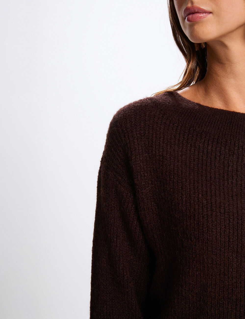 Ronde hals trui donker bruin vrouw