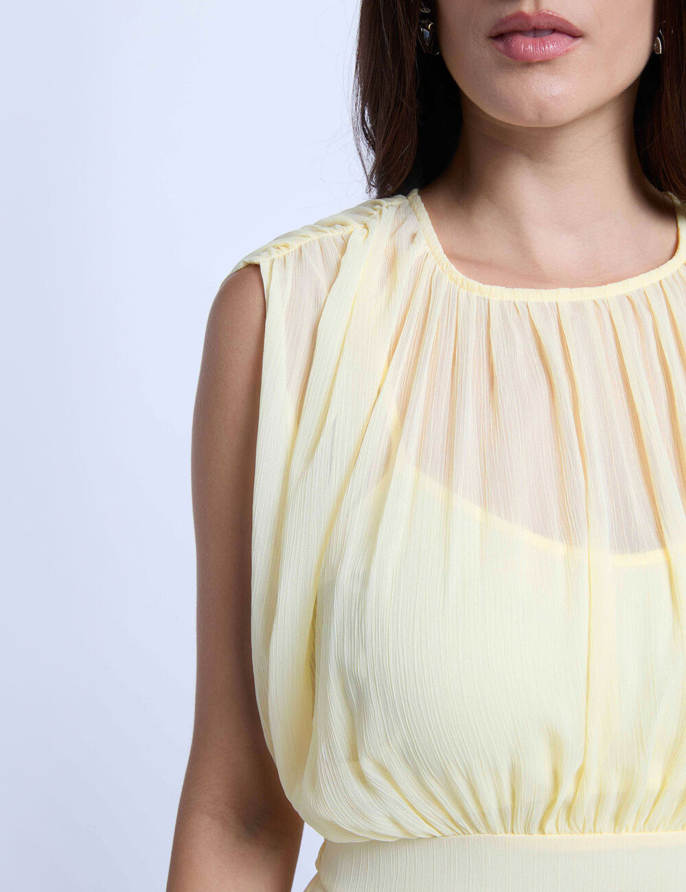 Korte jurk met hoge kraag pastel geel vrouw