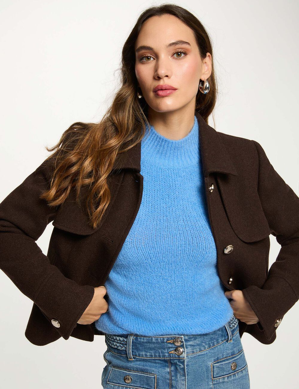 korte jas met knopen donker bruin vrouw Korte jas met knopen donker bruin vrouw