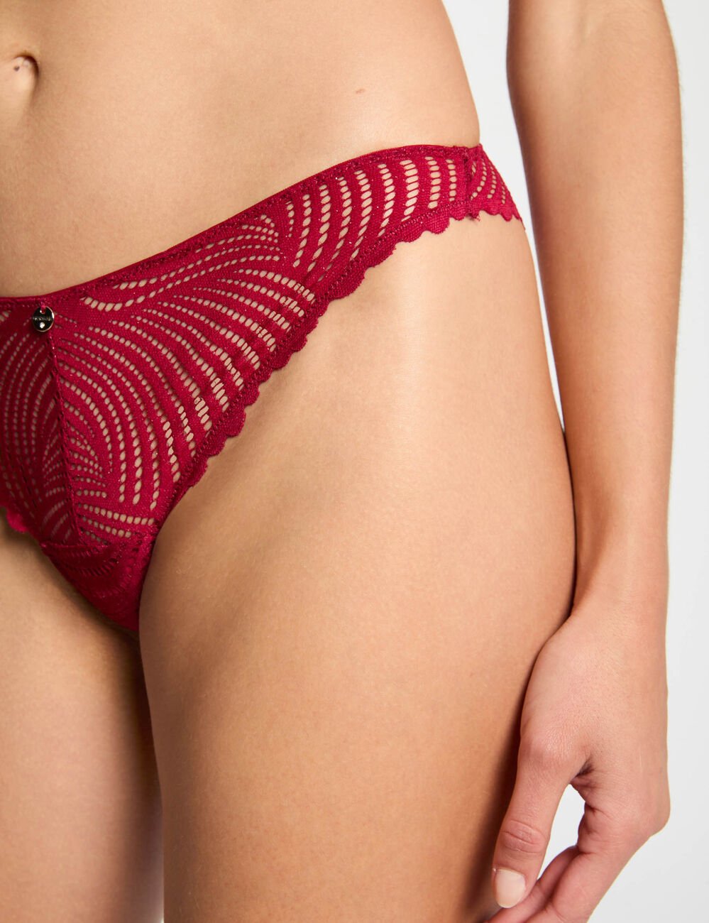 Tanga en dentelle bordeaux femme
