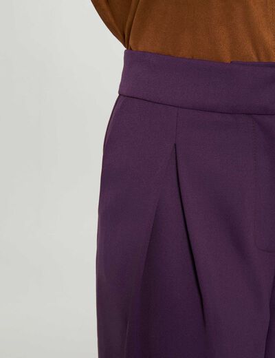 Wijde, luchtige short donker violet vrouw