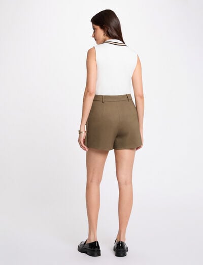 Getailleerde mouwloze trui helder wit vrouw