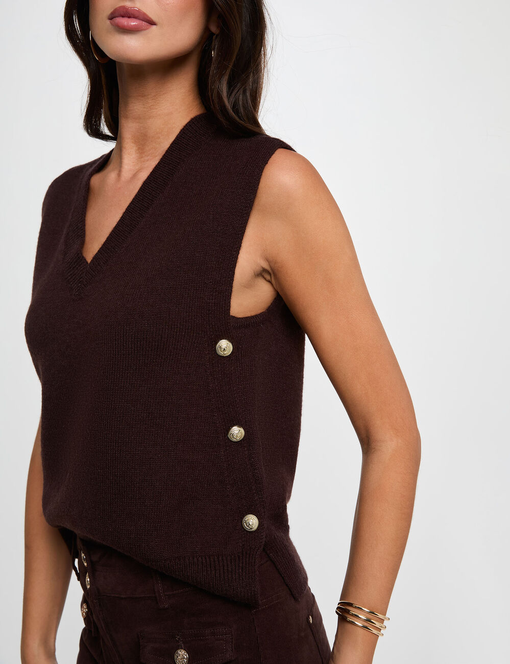 Pull sans manches col v marron fonc&eacute; femme