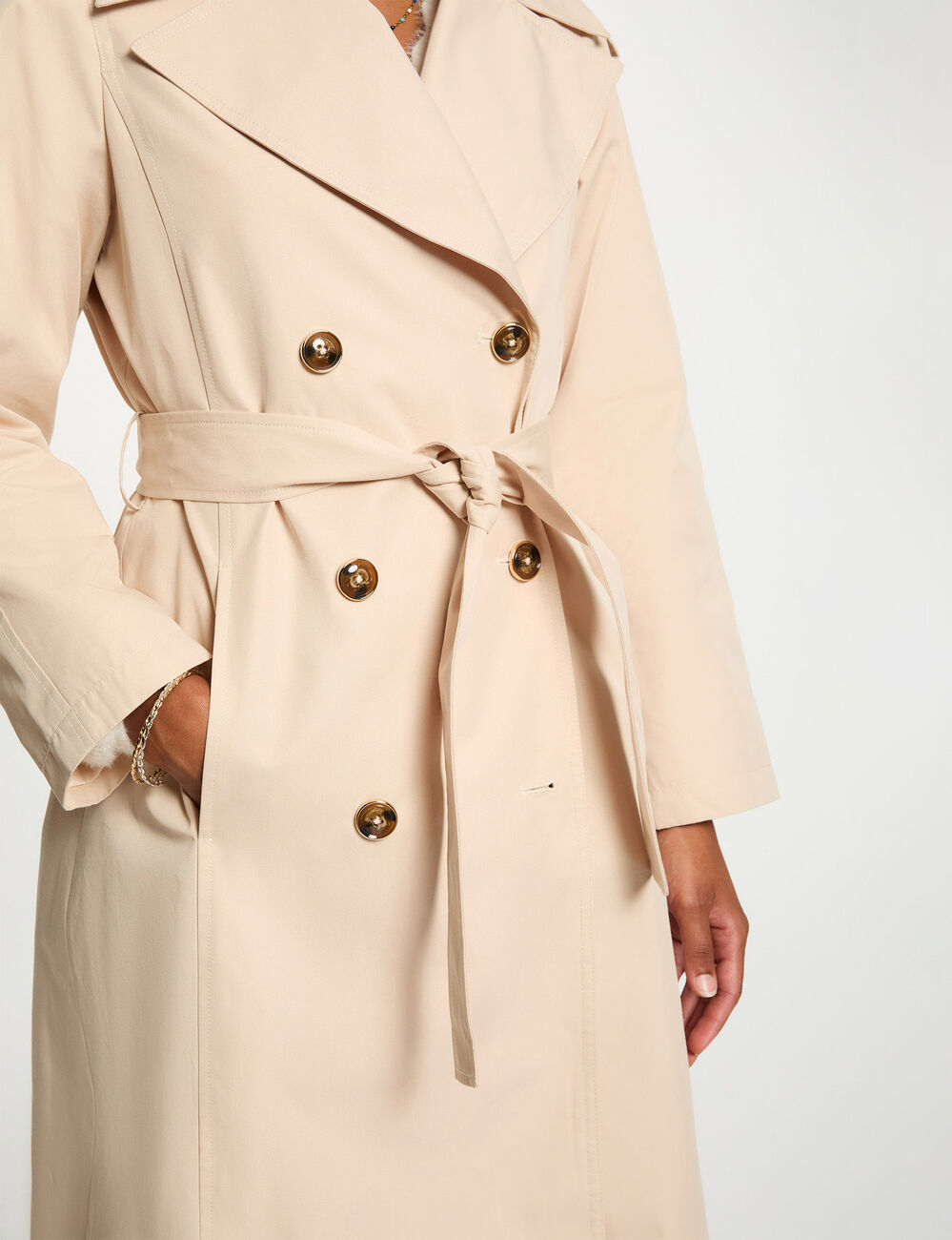 Lange trench met reverskraag zand vrouw