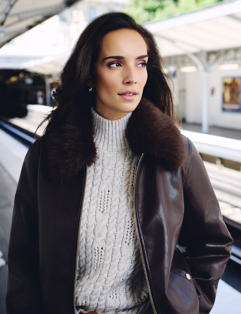 Kort jack met bontkraag donker bruin vrouw