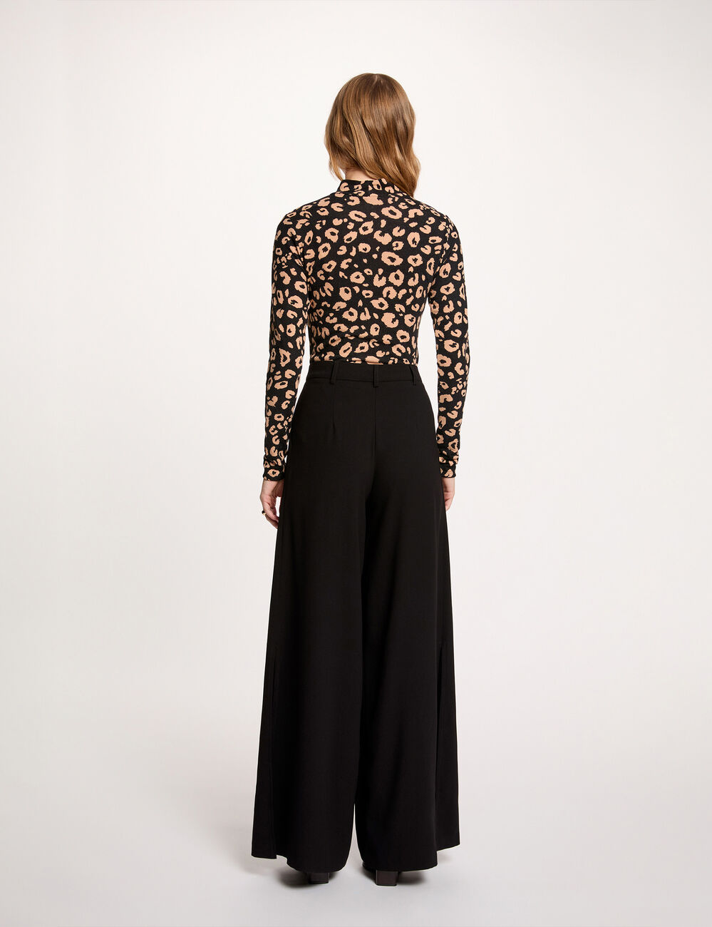 T-shirt cintr&eacute; col montant noir femme