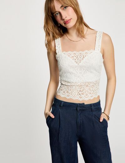 Getailleerd kanten top helder wit vrouw