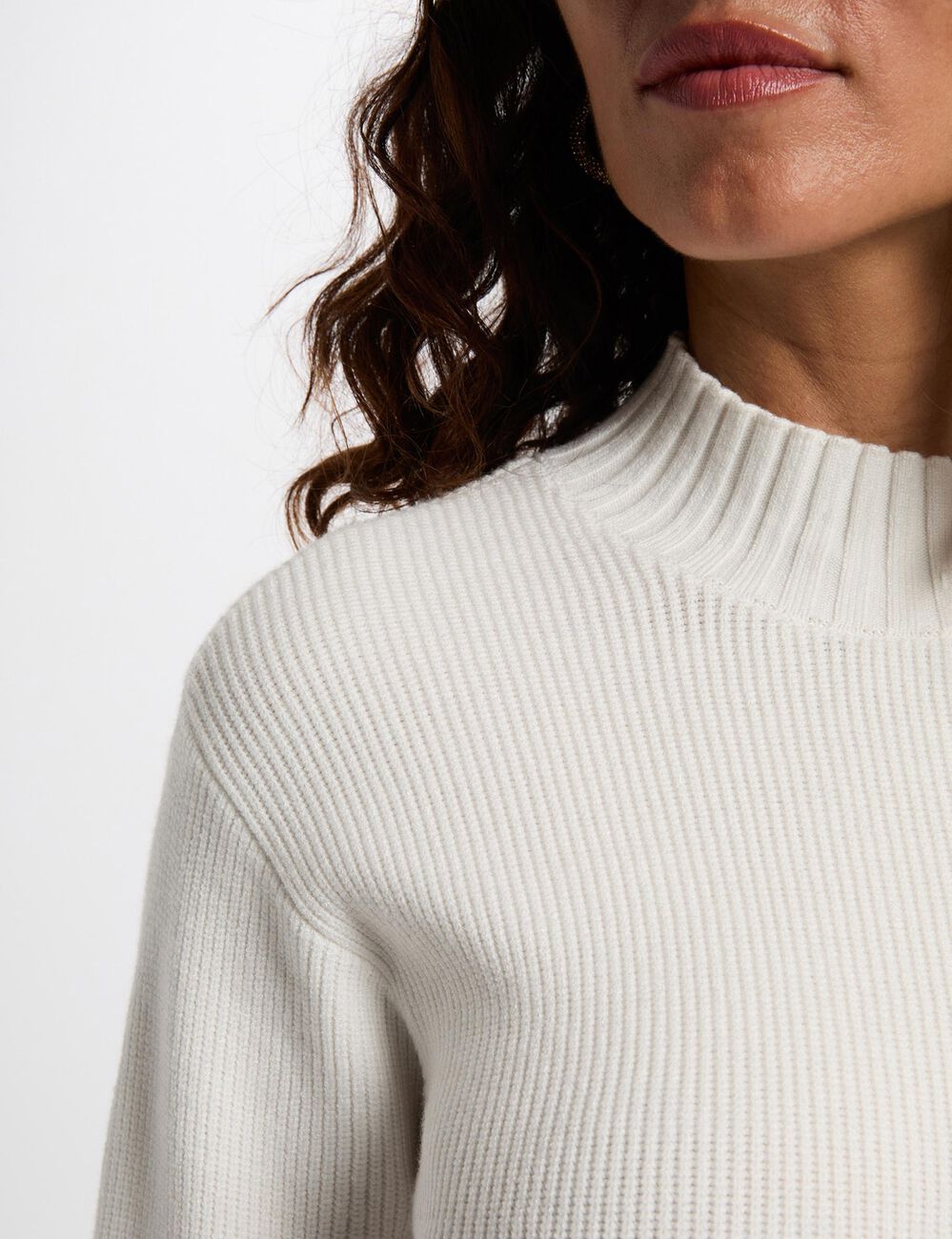 Korte jurk met opstaande kraag helder wit vrouw