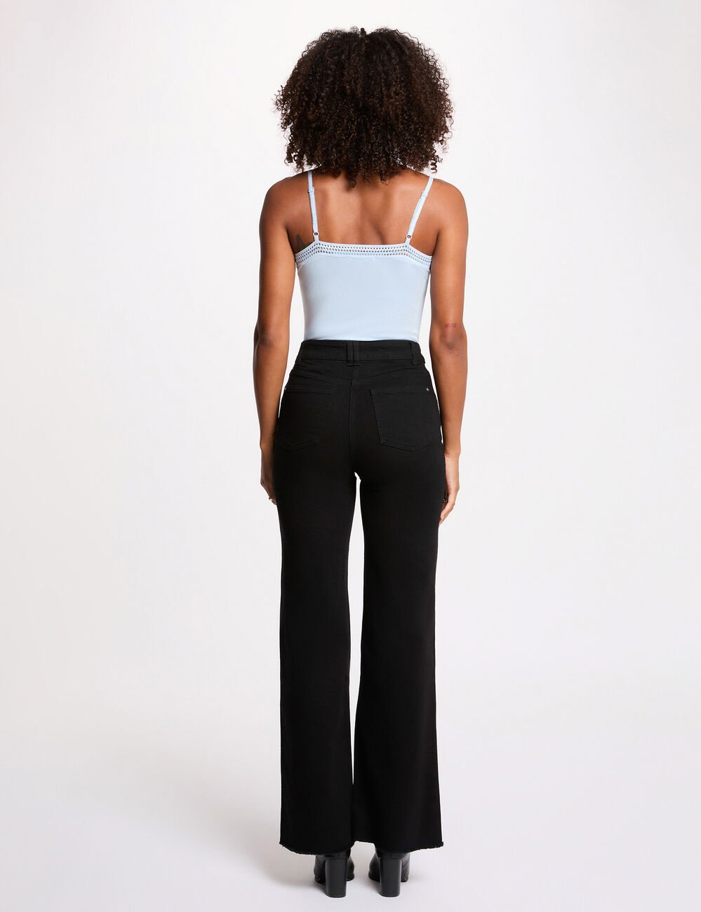 Débardeur bretelles fines bande dentelle bleu ciel femme