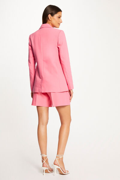 Getailleerd colbert met knopen roze vrouw