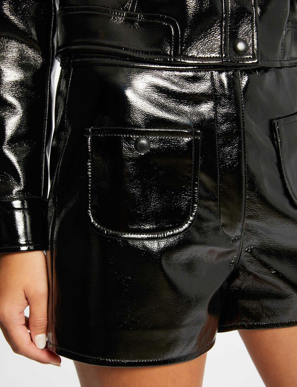 Short droit aspect vinyle noir femme