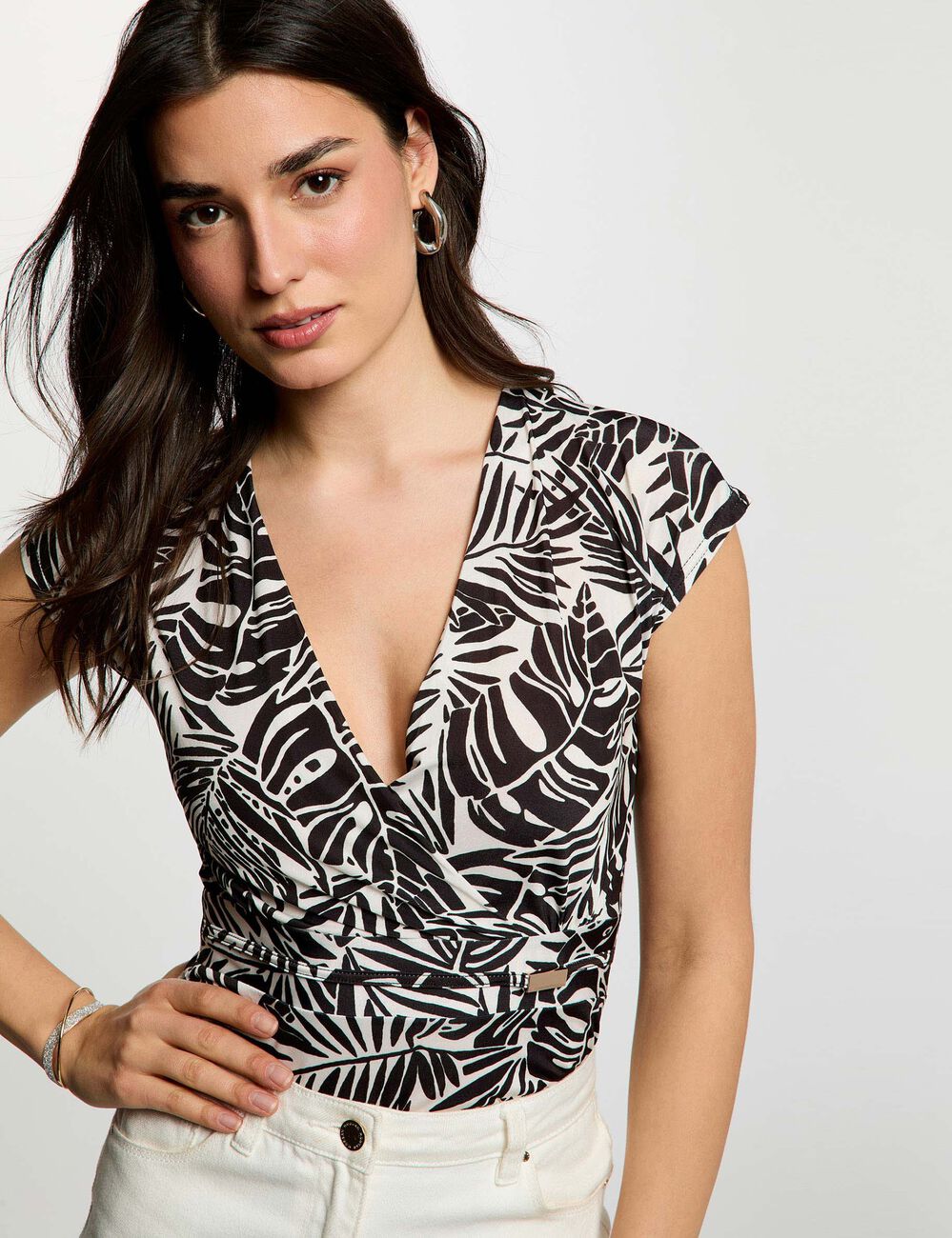 T-shirt ajust&eacute; d&eacute;collet&eacute; multicolore femme