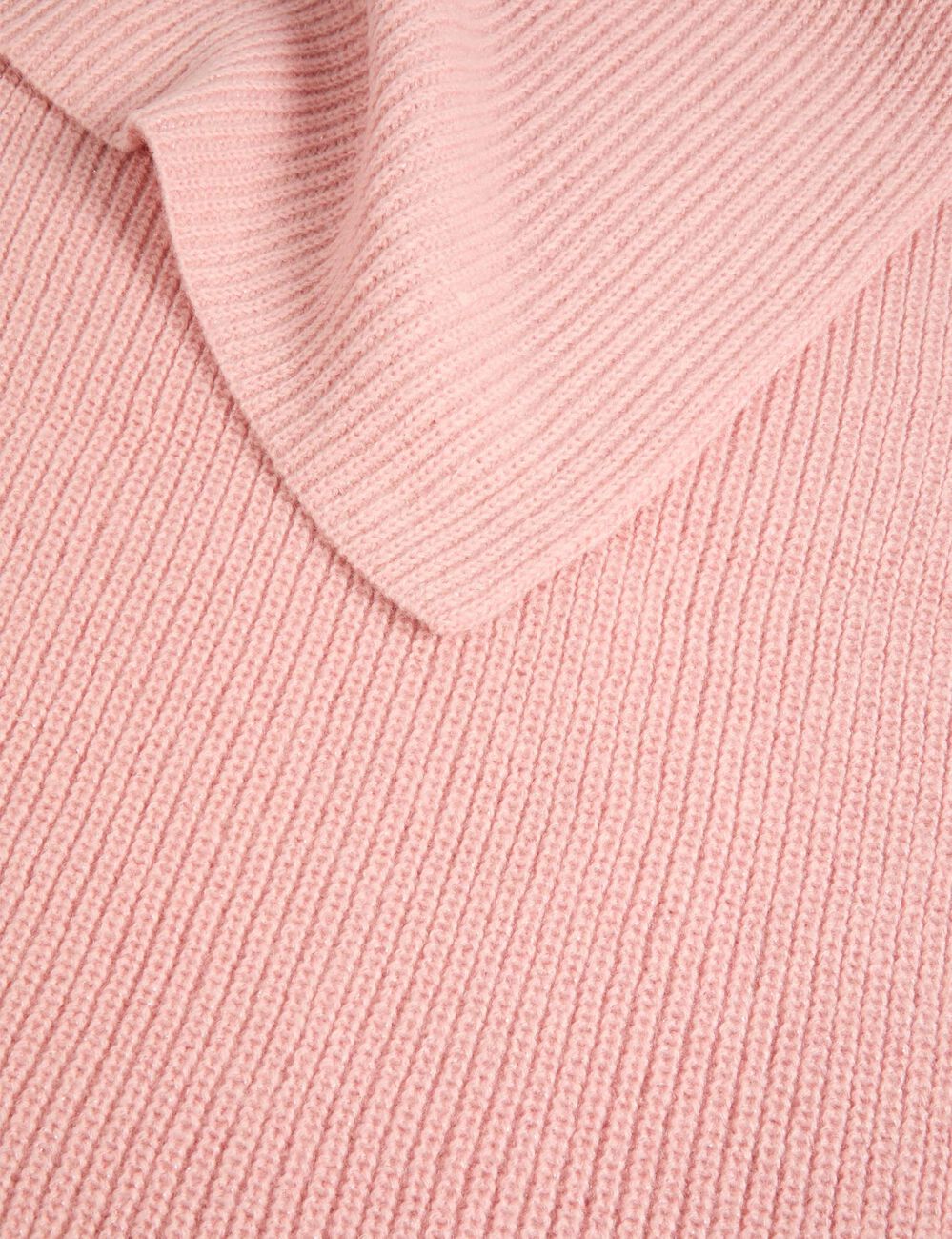 Gebreide sjaal poeder roze vrouw
