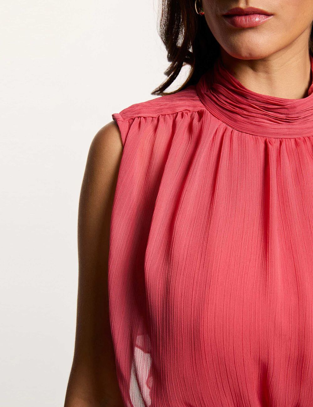 Korte jurk met hoge kraag oud roze vrouw