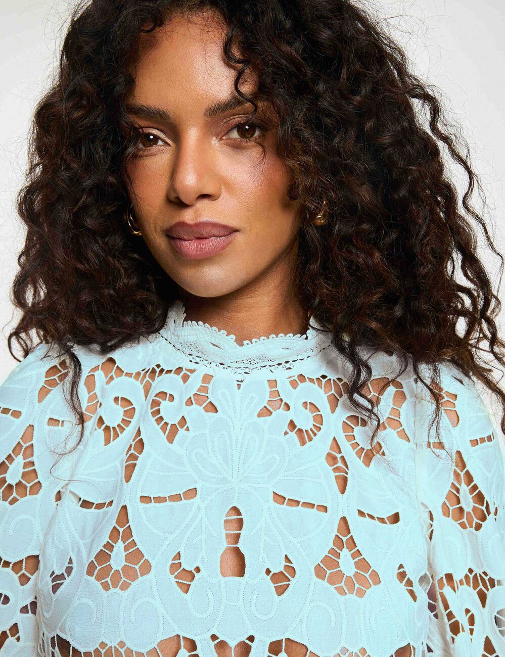 Blouse broderie col montant bleu ciel femme