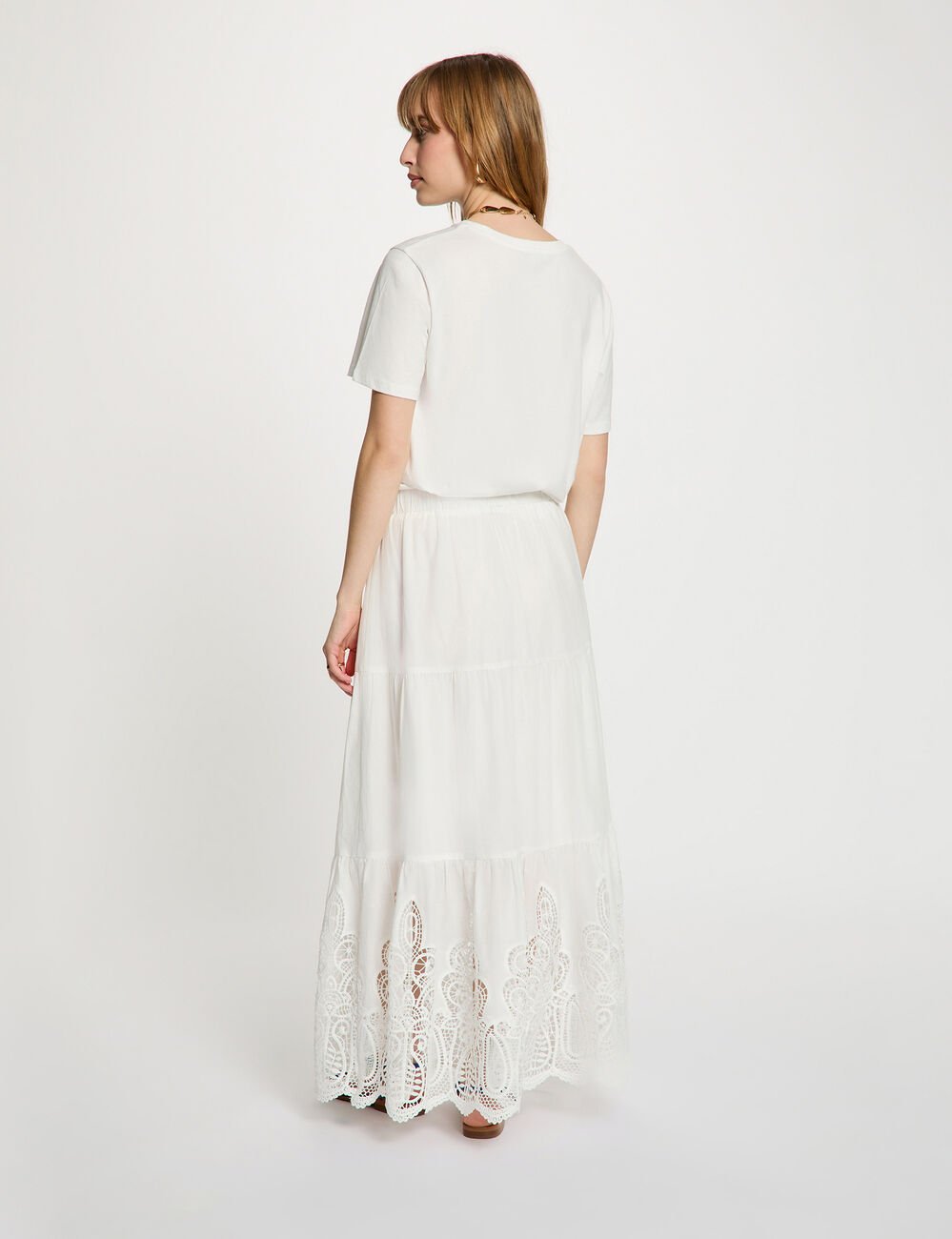 Lange rok met kanten details helder wit vrouw