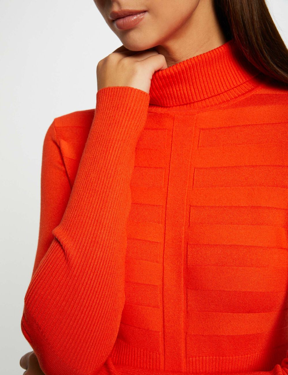 Nauwsluitende coltrui oranje vrouw