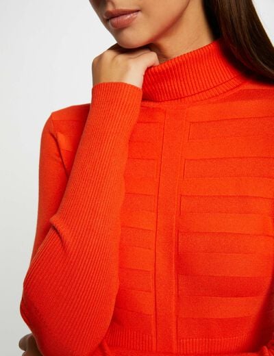 Nauwsluitende coltrui oranje vrouw