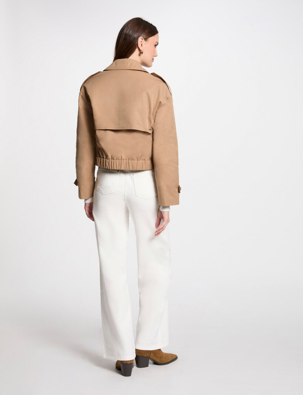 Korte trenchcoat met knopen camel vrouw