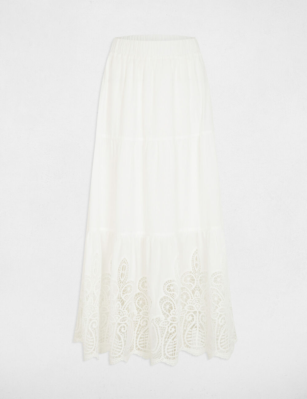 Lange rok met kanten details helder wit vrouw