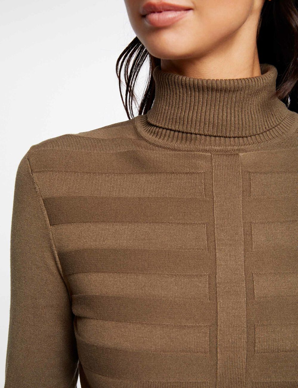 Pull col roul&eacute; ajust&eacute; vert fonc&eacute; femme