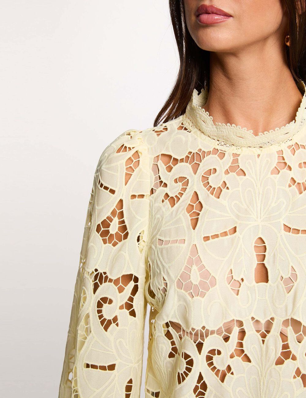 Blouse met borduursel en hoge kraag pastel geel vrouw