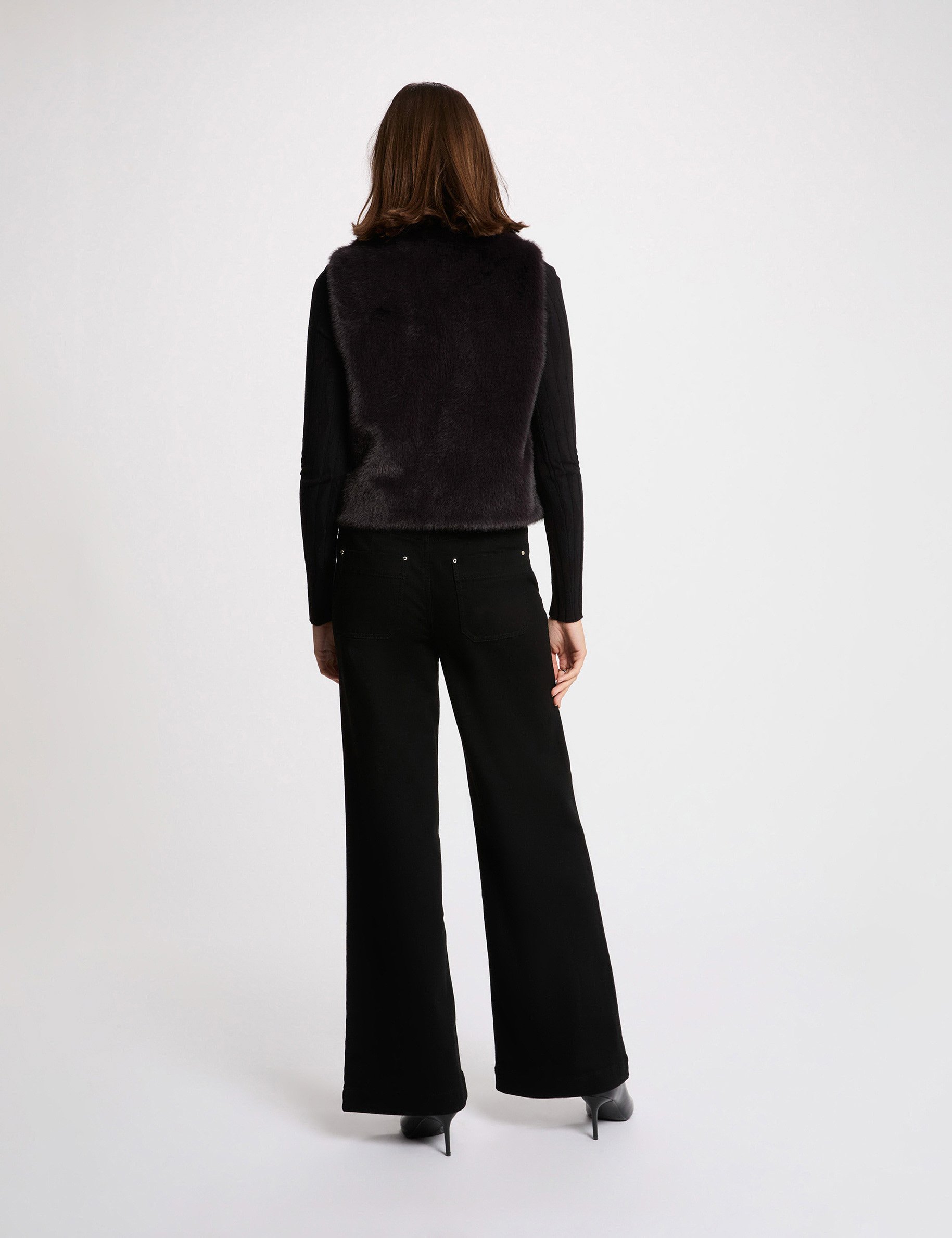 Mouwloze jas zwart vrouw