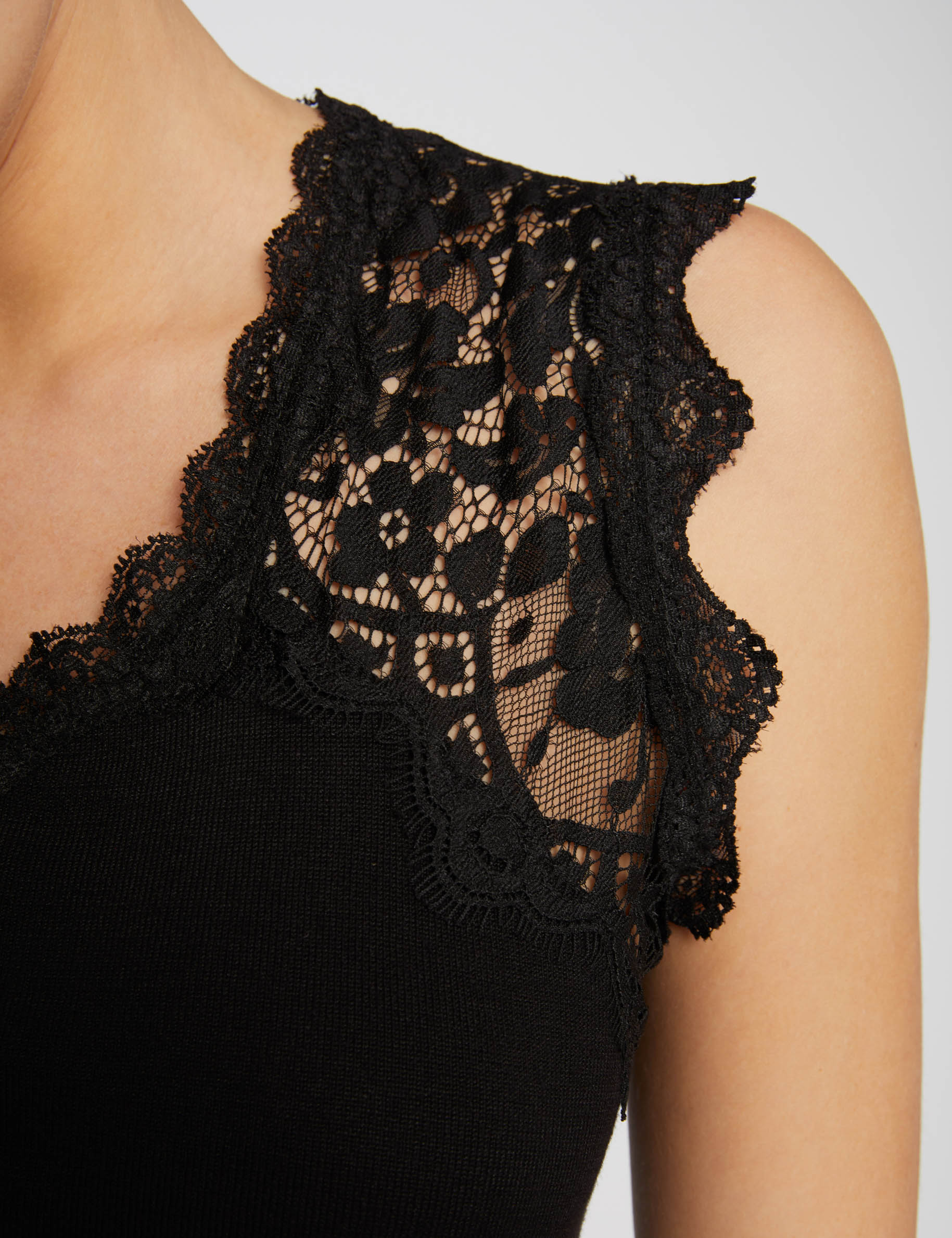 D&eacute;bardeur bretelles larges en dentelle noir femme