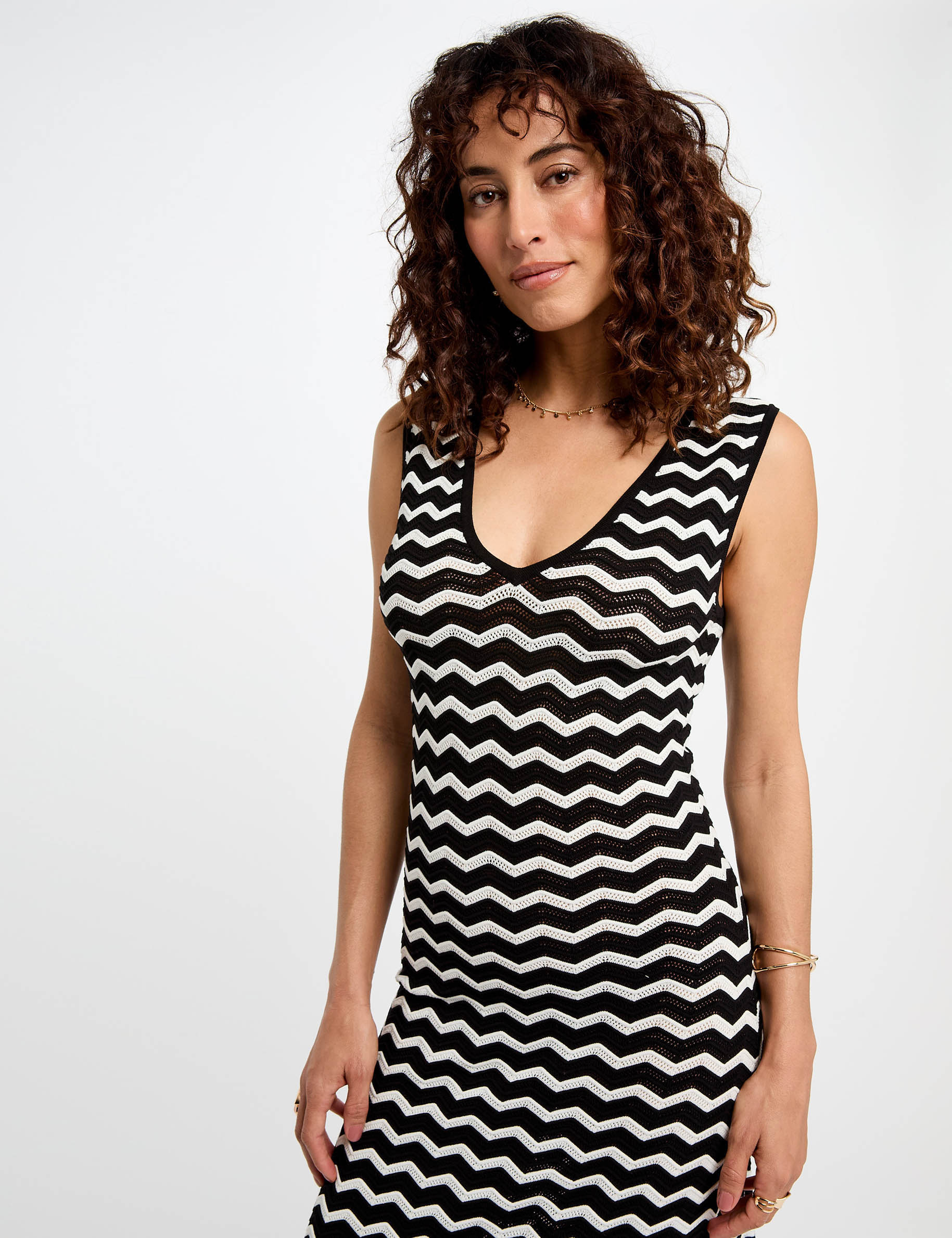 Lange gebreide aansluitende jurk zwart vrouw