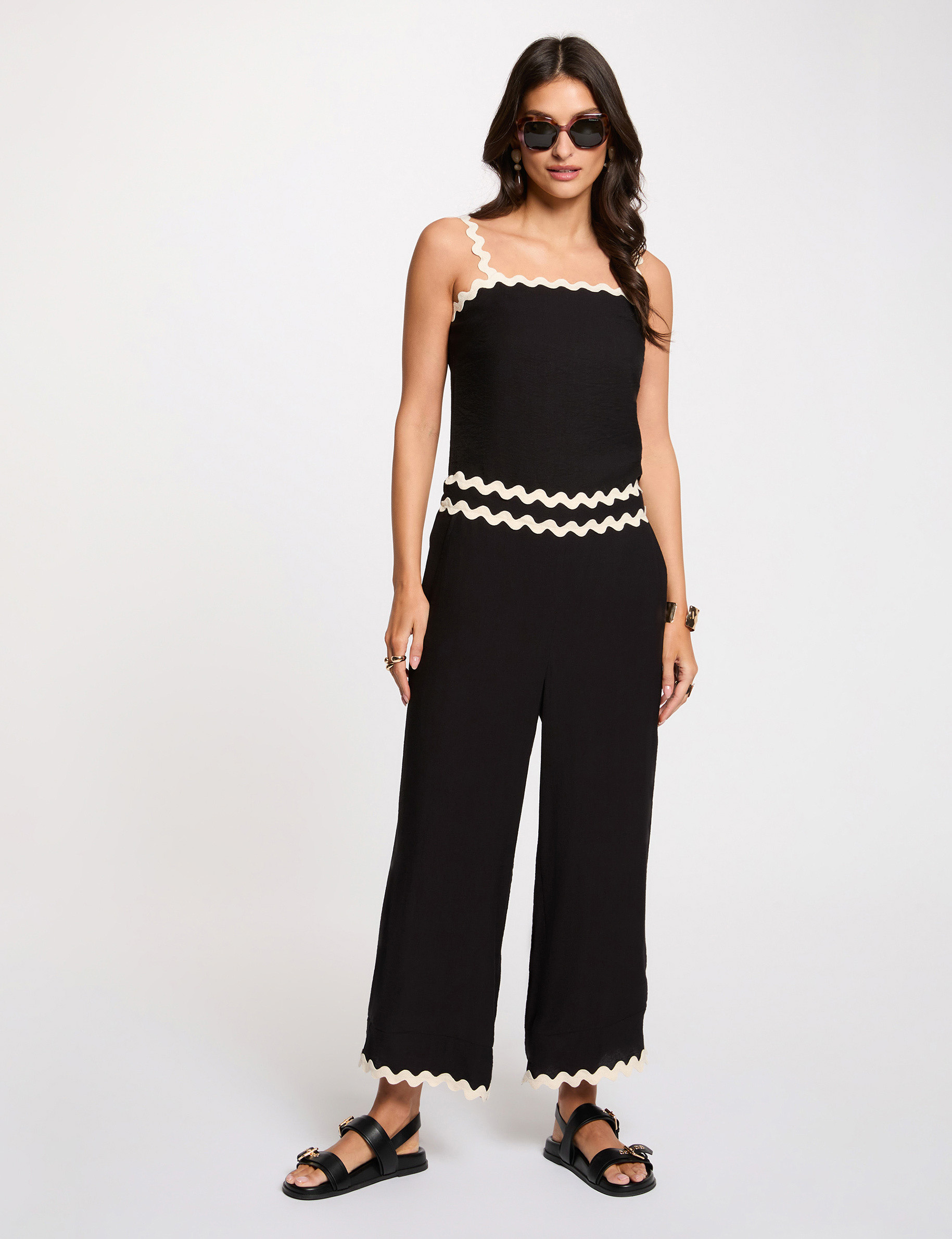 Nauwsluitende top zwart vrouw