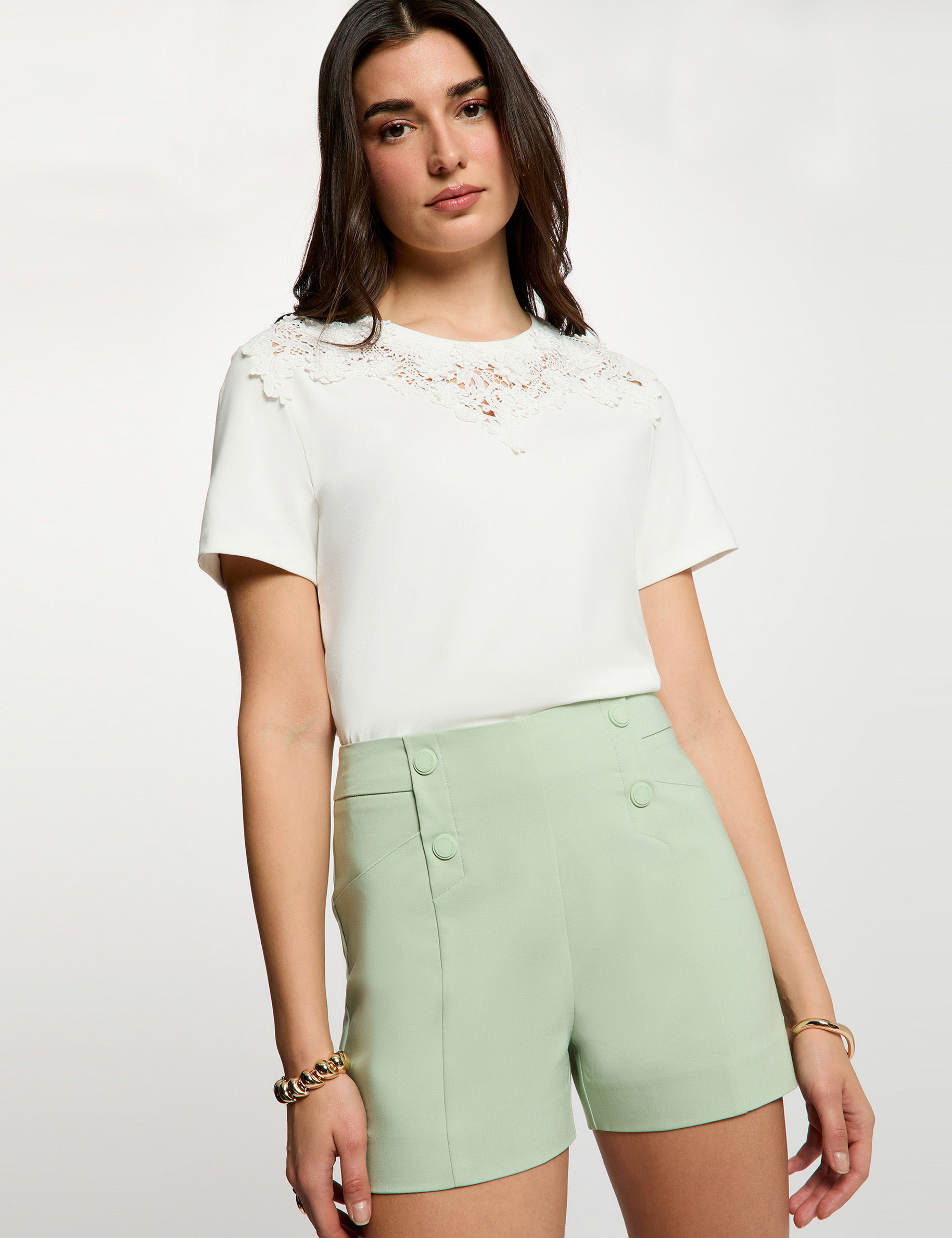 Rechte short met plooien pastelgroen vrouw