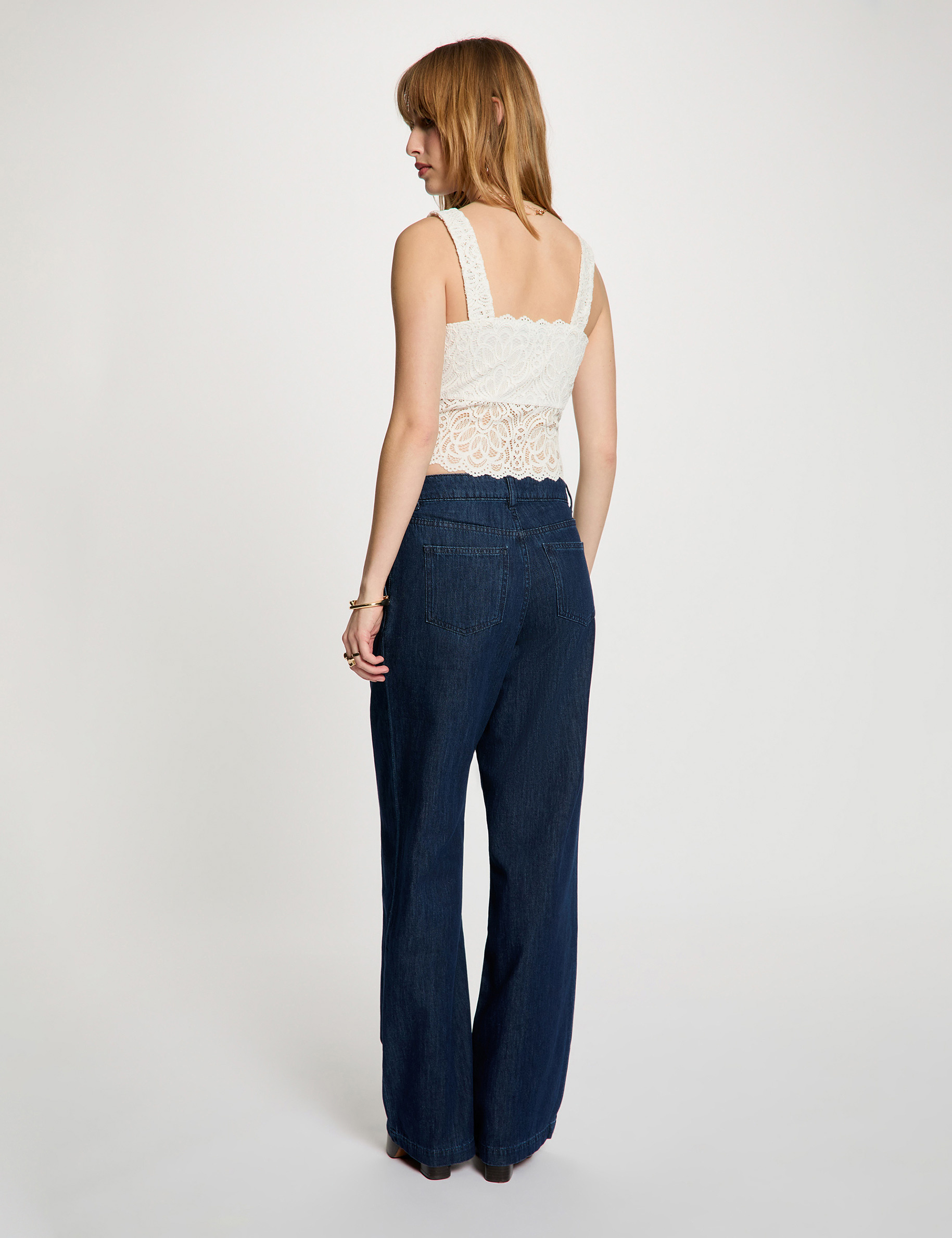 Getailleerd kanten top helder wit vrouw