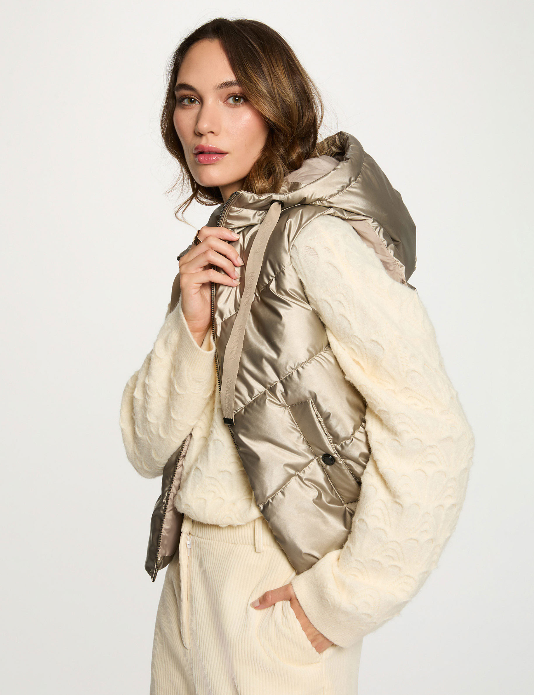 glanzende mouwloze bodywarmer goudgeel vrouw Glanzende mouwloze bodywarmer goudgeel vrouw