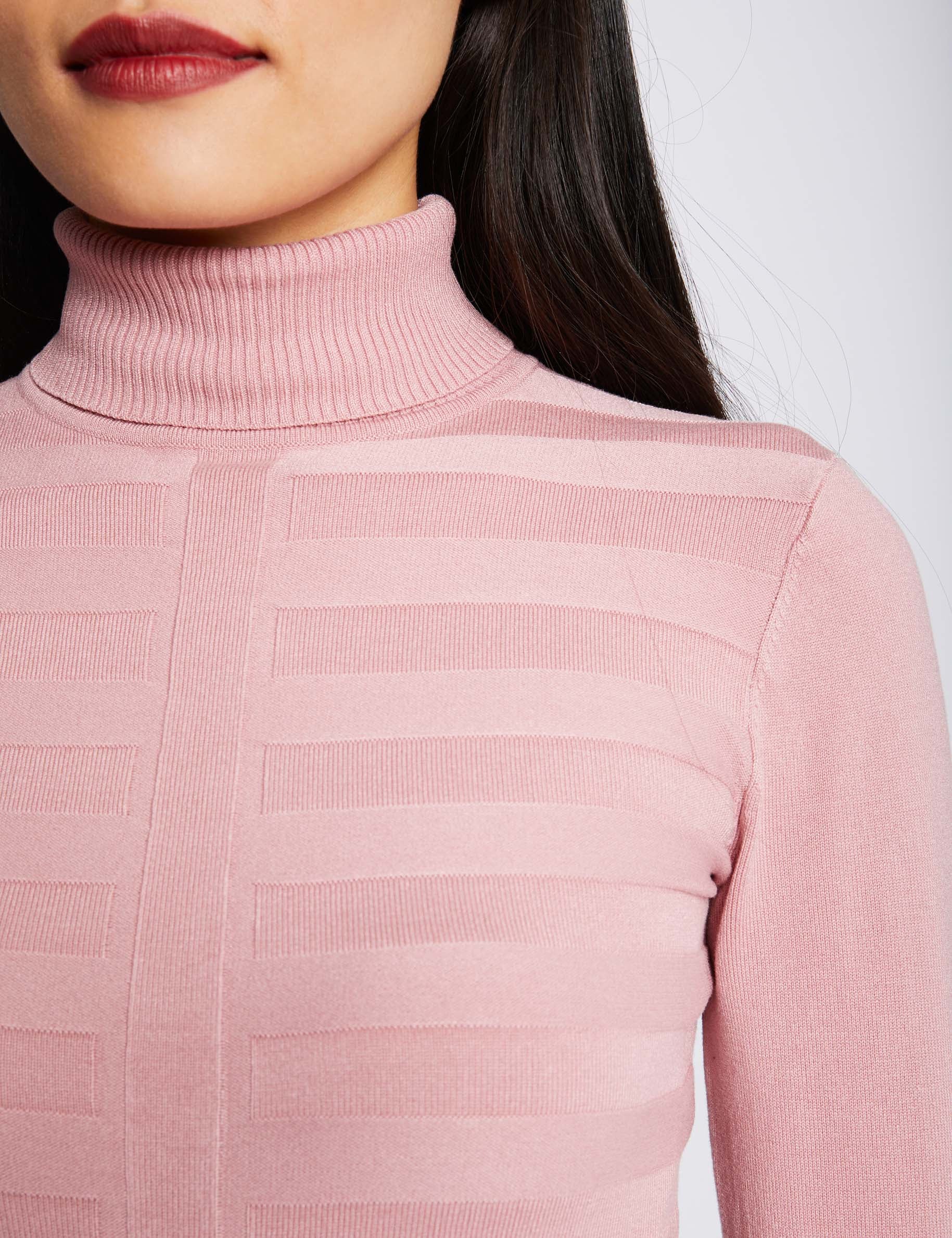 Pull col roul&eacute; ajust&eacute; rose clair femme