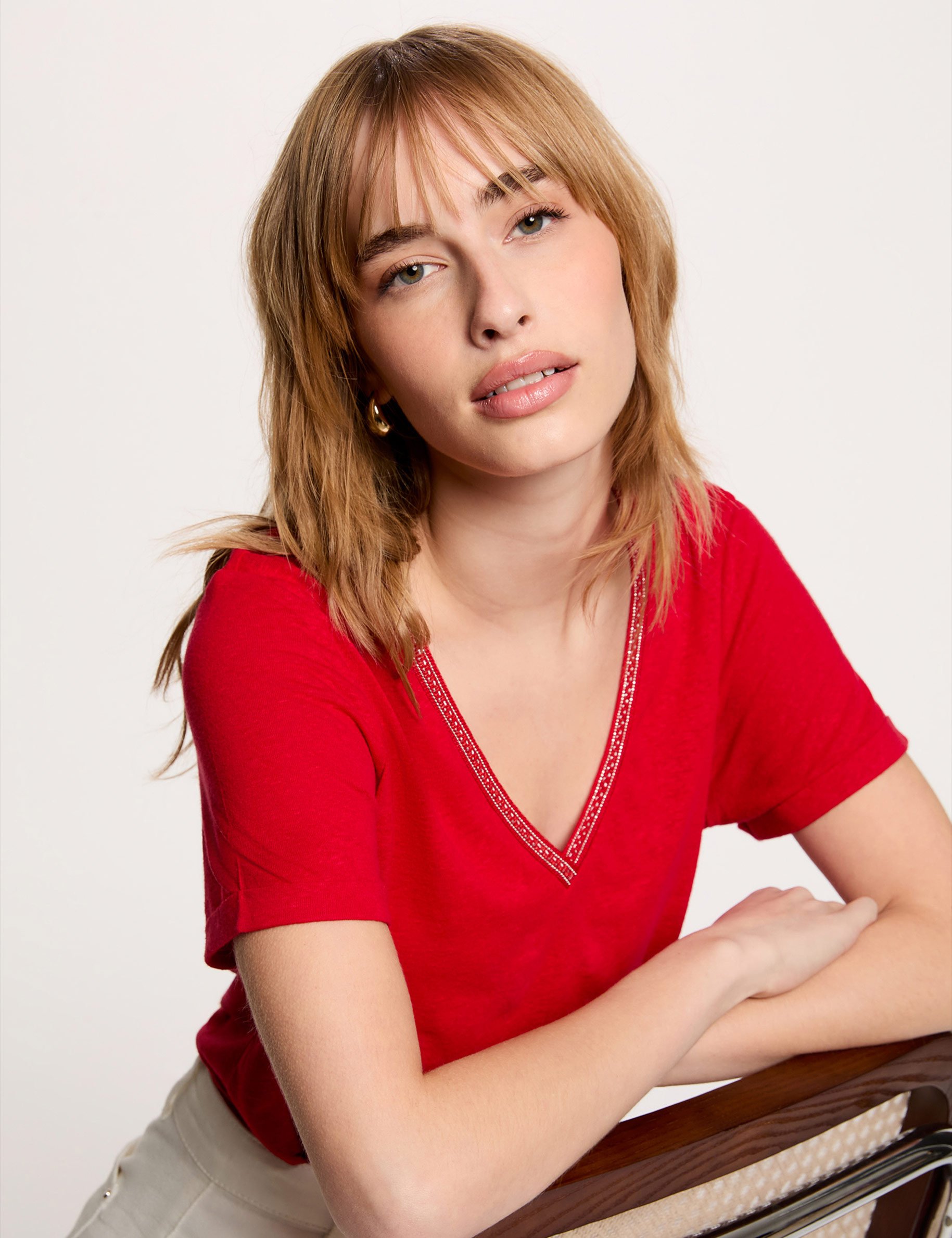 T-shirt met parels en V-hals rood vrouw