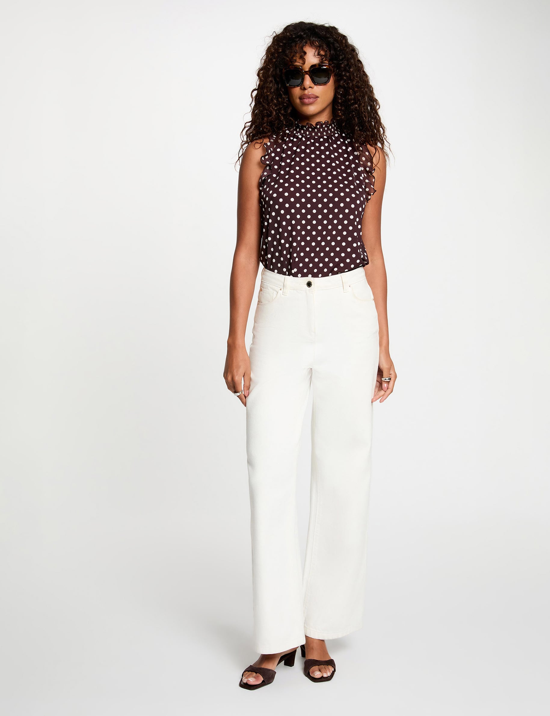 Mouwloze top met hoge hals donker bruin vrouw