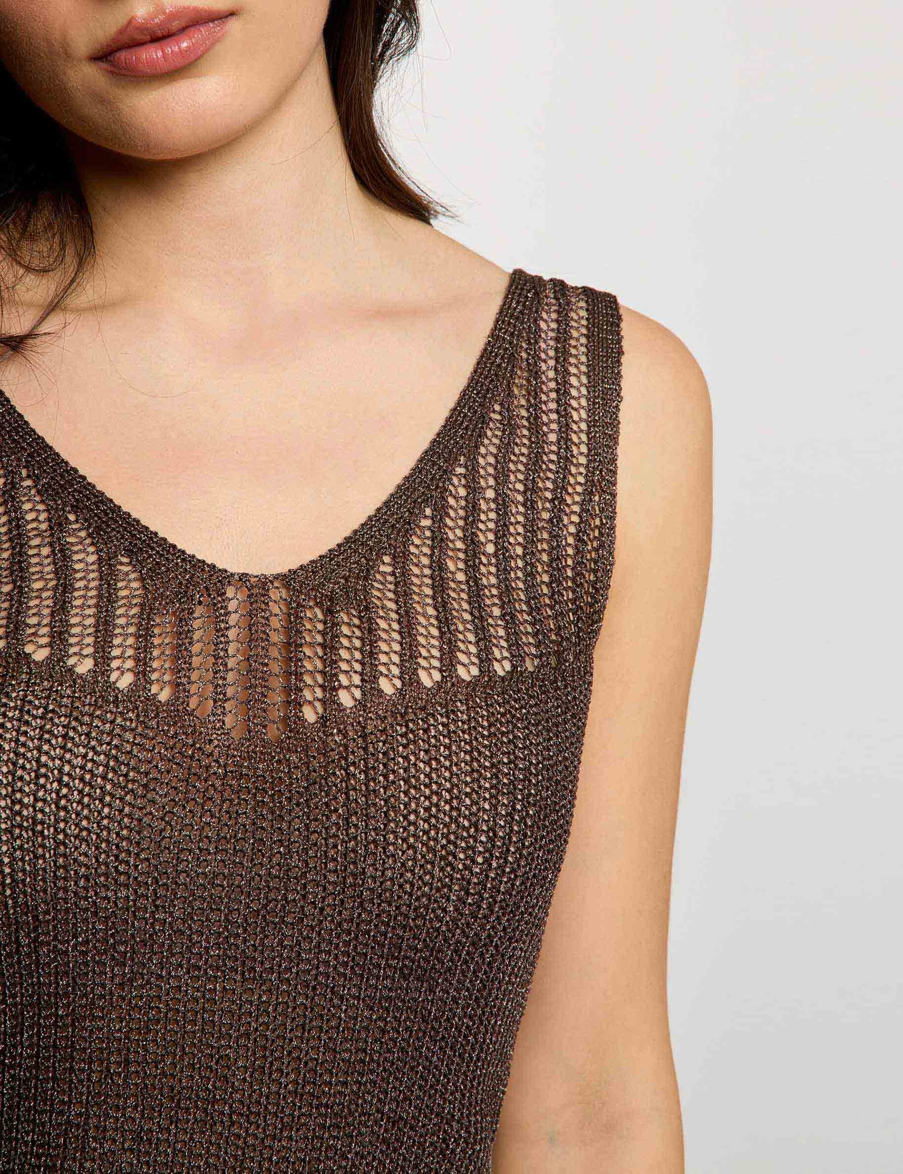 Getailleerde V-hals tanktop donker bruin vrouw