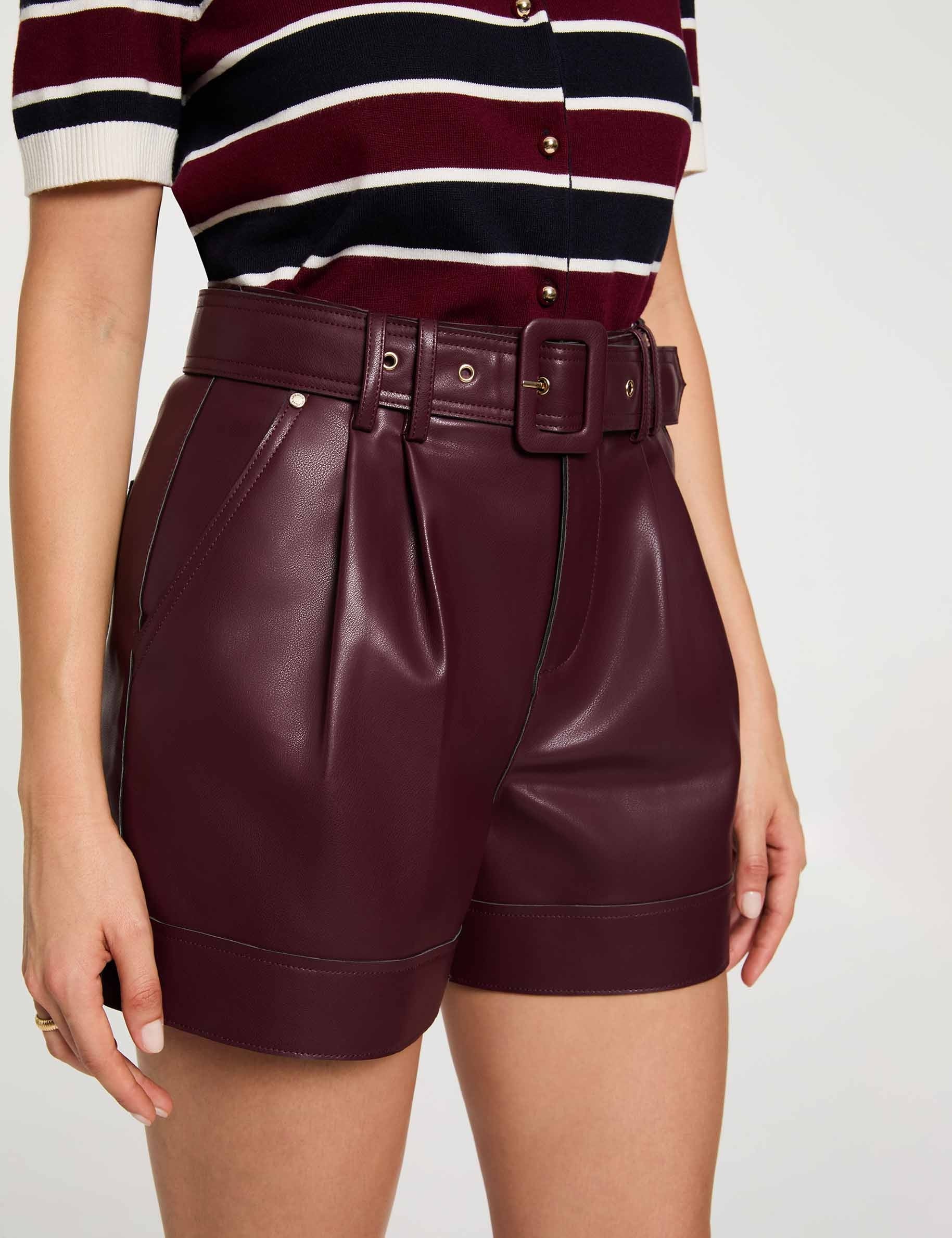 Nauwsluitende short van imitatieleer pruim vrouw