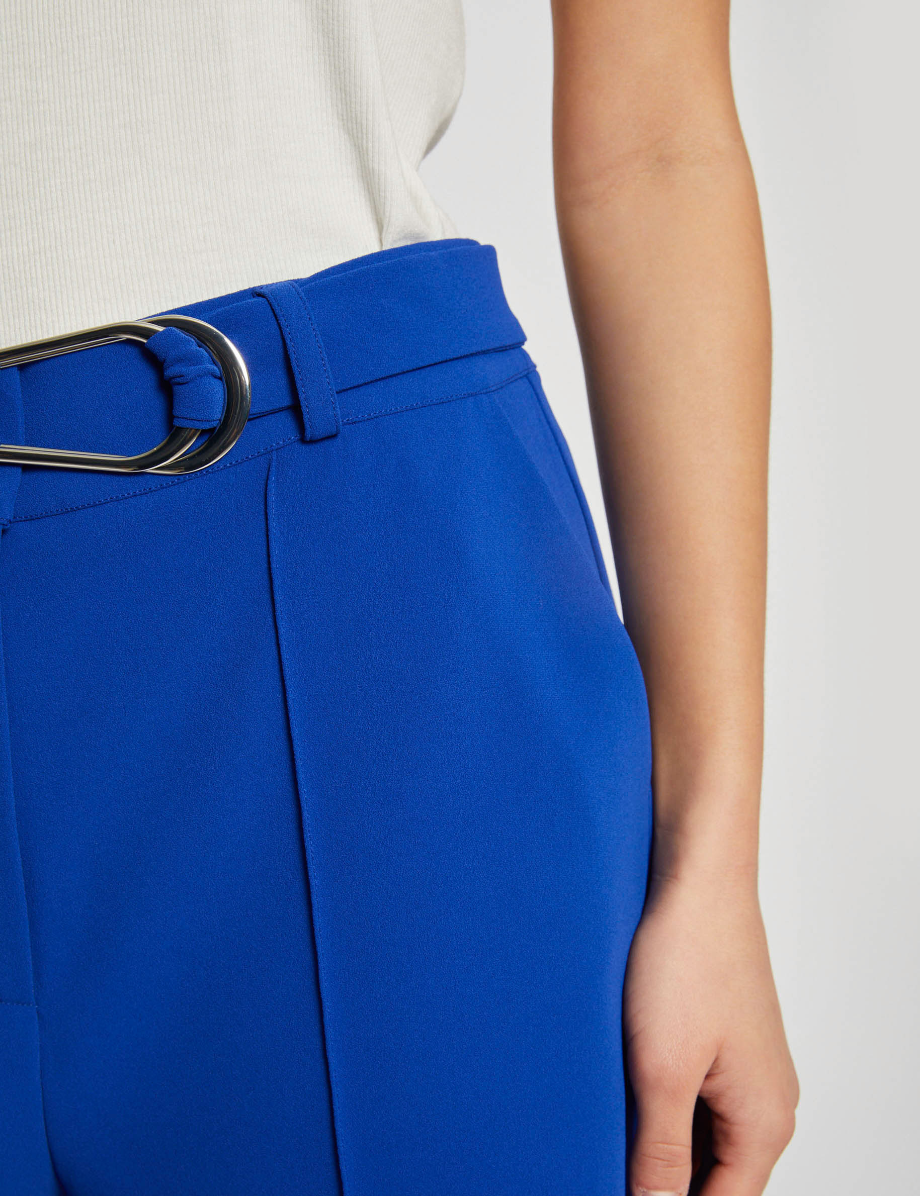 Short ajusté fluide ceinturé bleu electrique femme