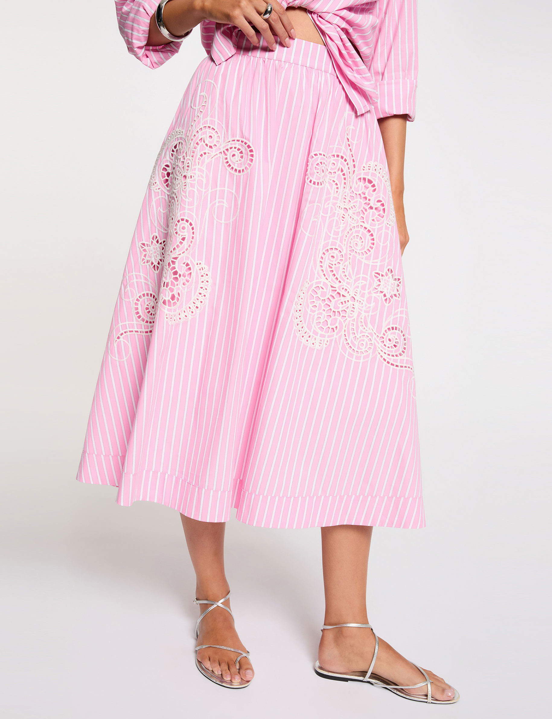 Lange, uitlopende rok roze vrouw