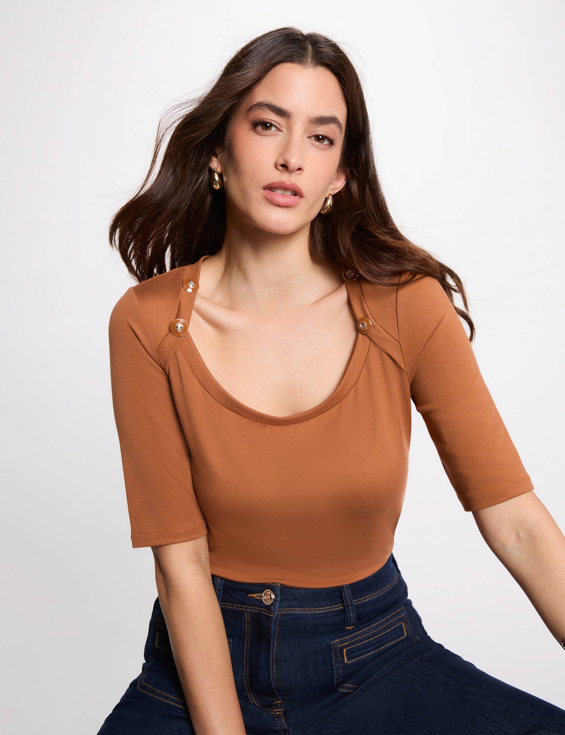 T-shirt cintr&eacute; encolure bateau camel femme