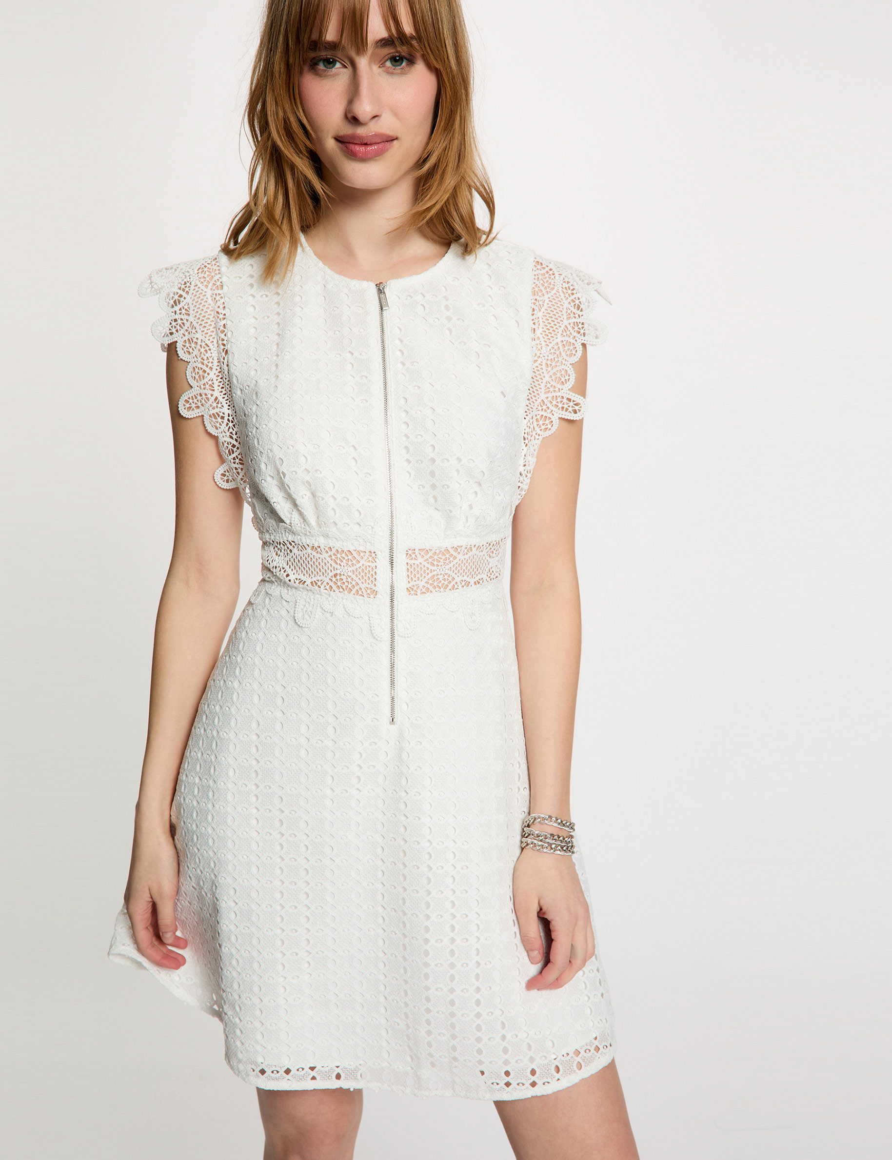 Robe courte &eacute;vas&eacute;e dentelle blanc femme