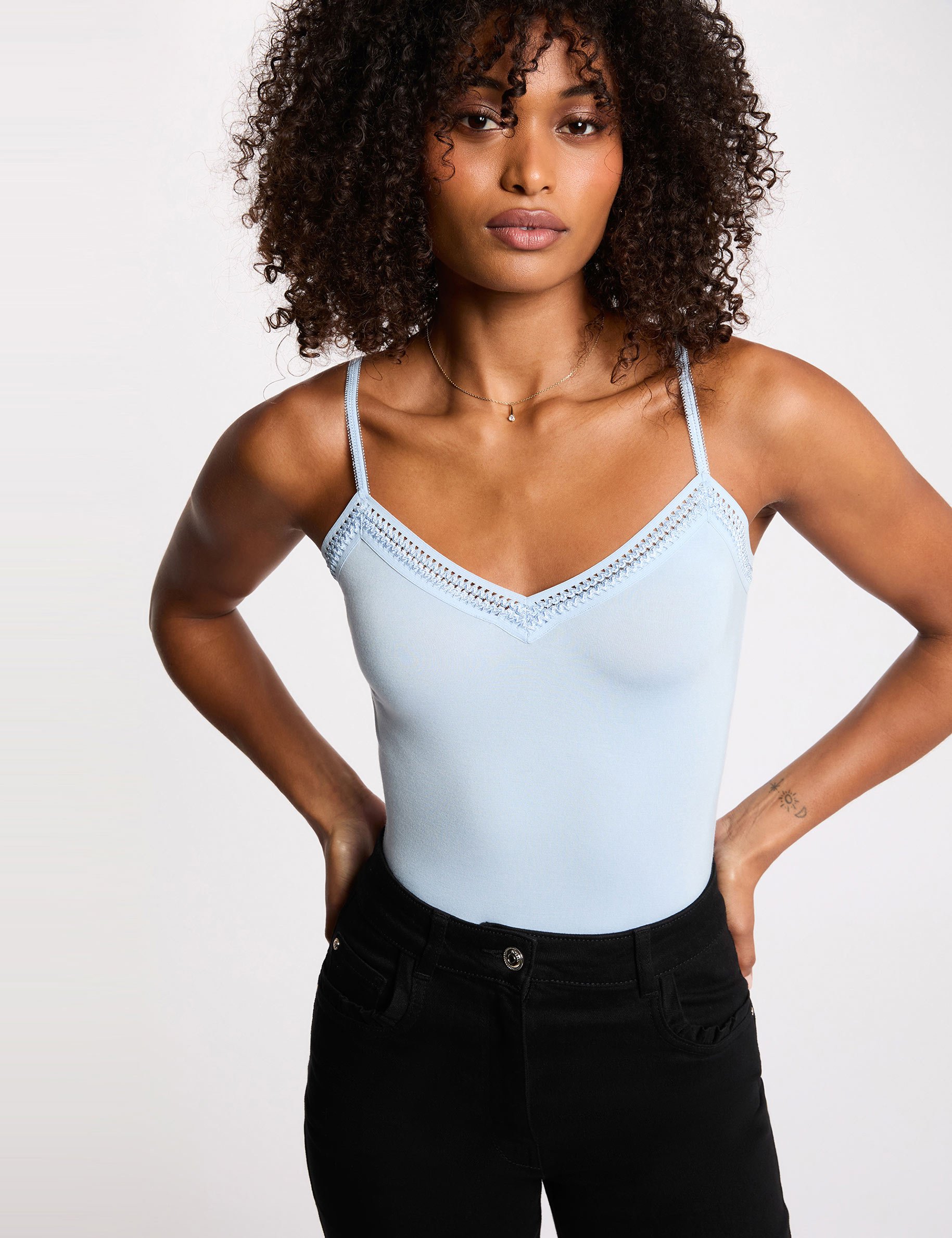 Débardeur bretelles fines bande dentelle bleu ciel femme