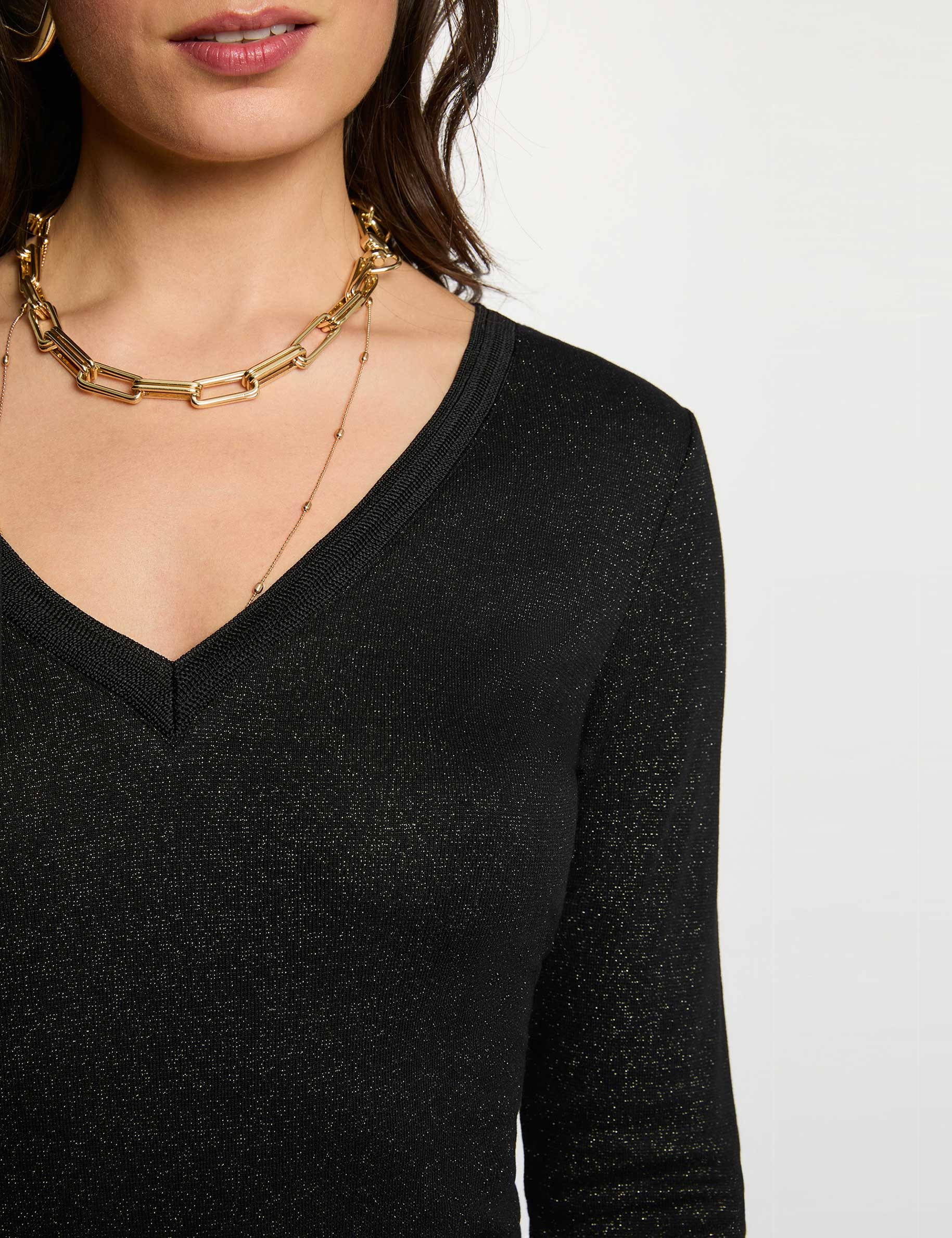 T-shirt cintr&eacute; col v noir femme