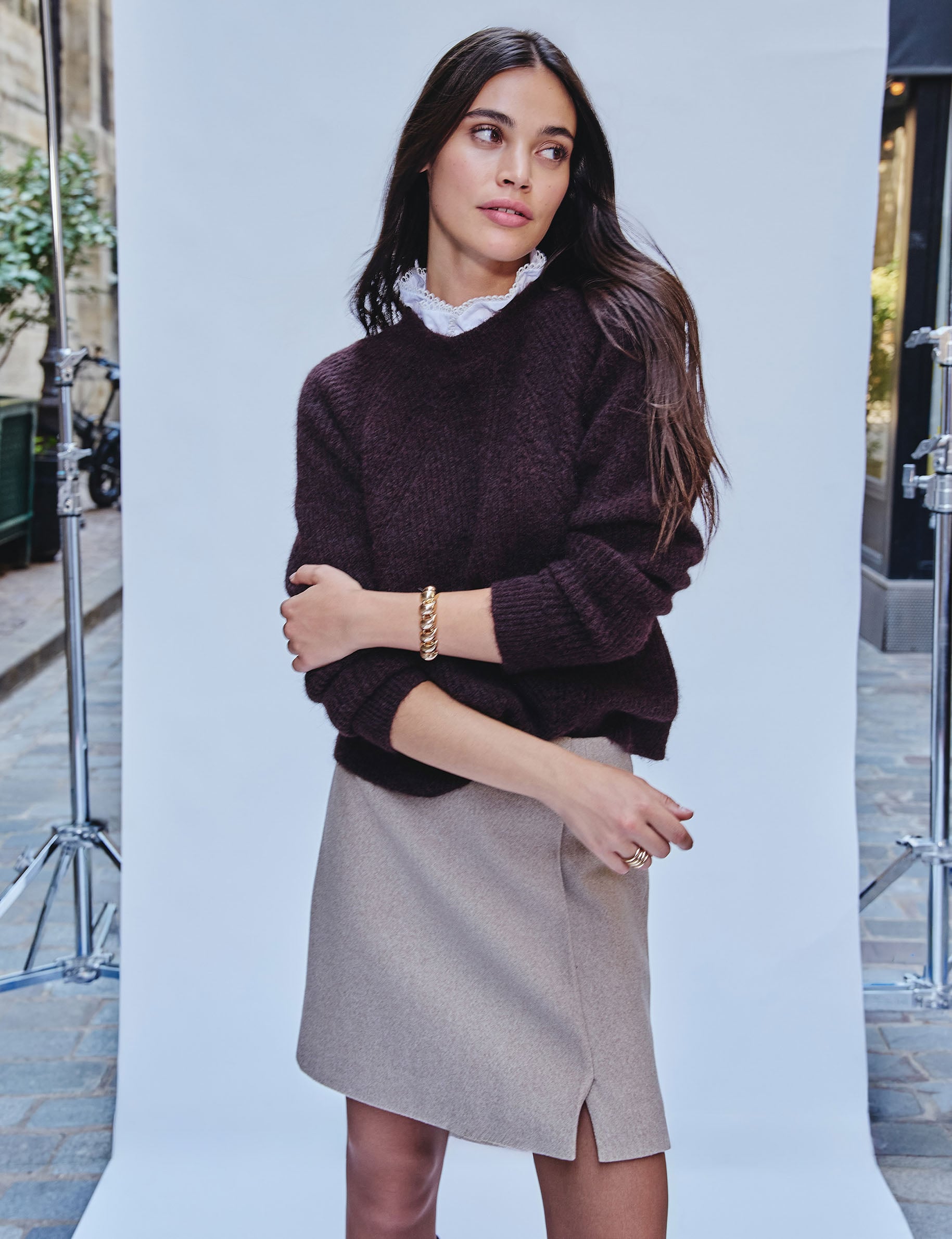 Trui met ronde hals en blouse-details donker bruin vrouw