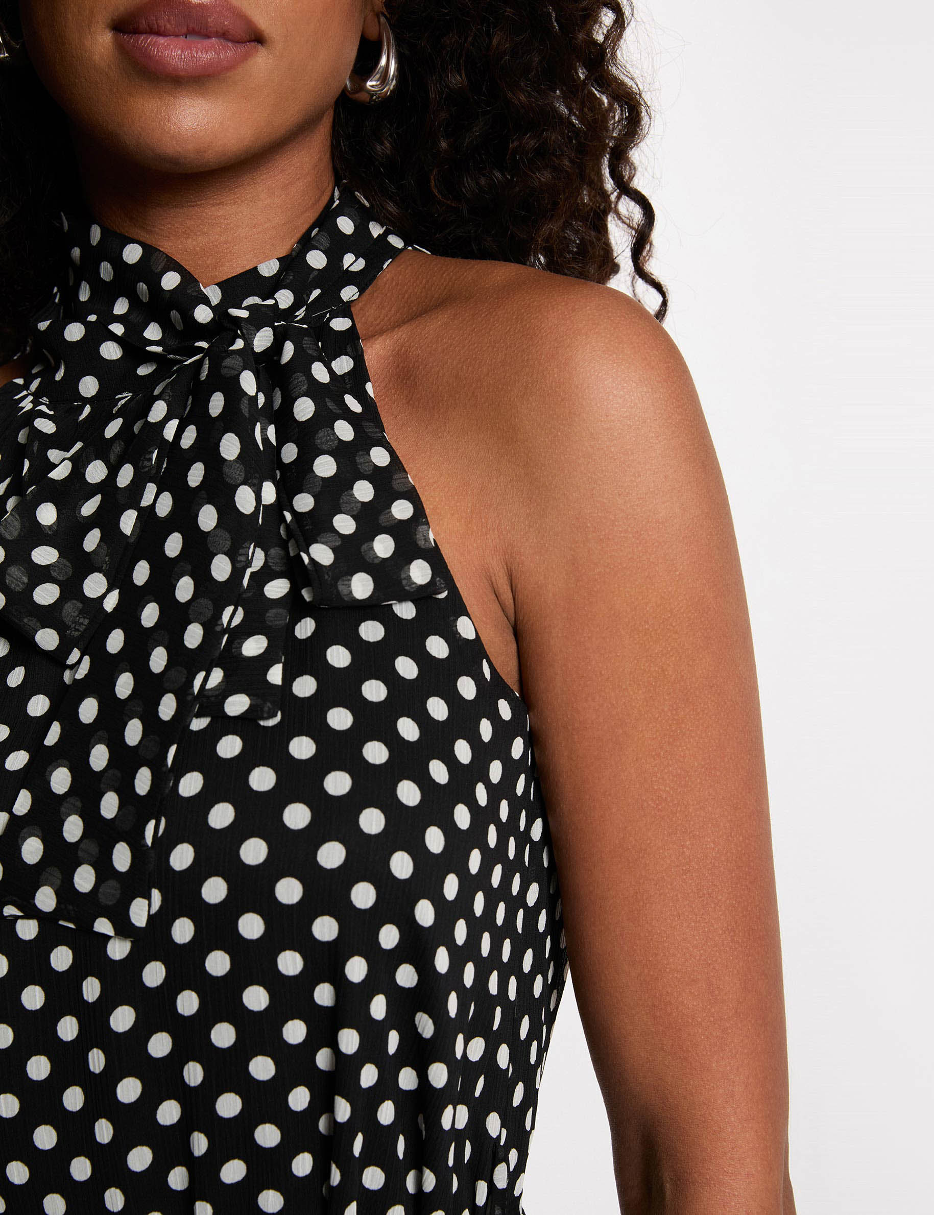 Vloeiende jurk met hoge kraag zwart vrouw