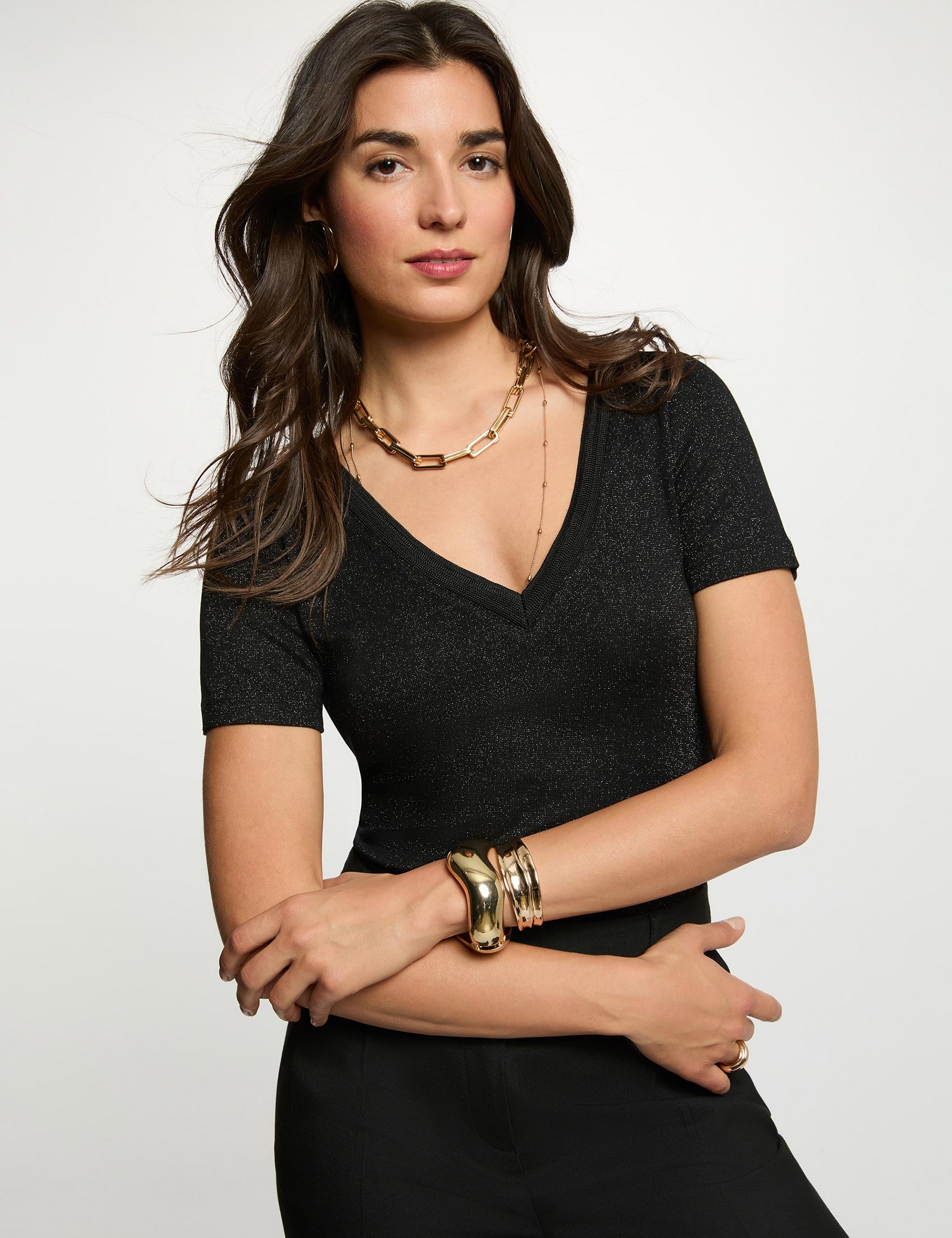 T-shirt cintr&eacute; col v noir femme