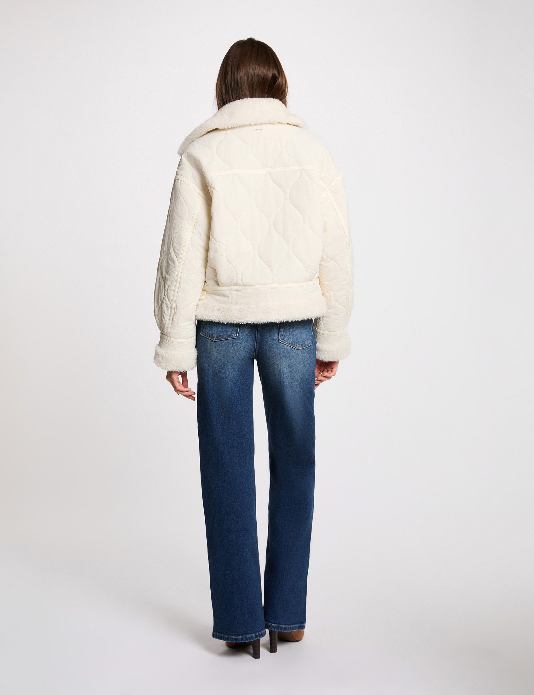 Getailleerde korte donsjas ivoor vrouw