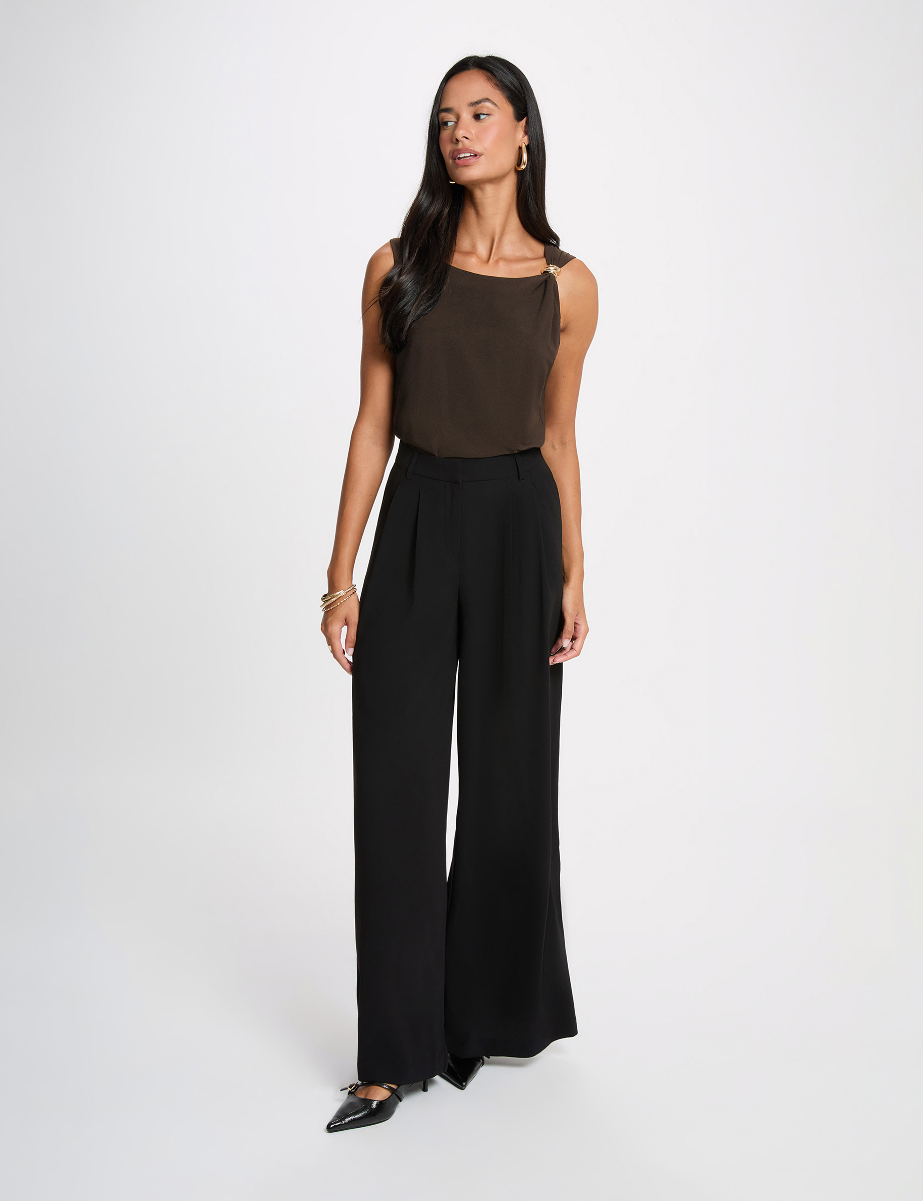 Asymmetrisch T-shirt met sieraad donker bruin vrouw