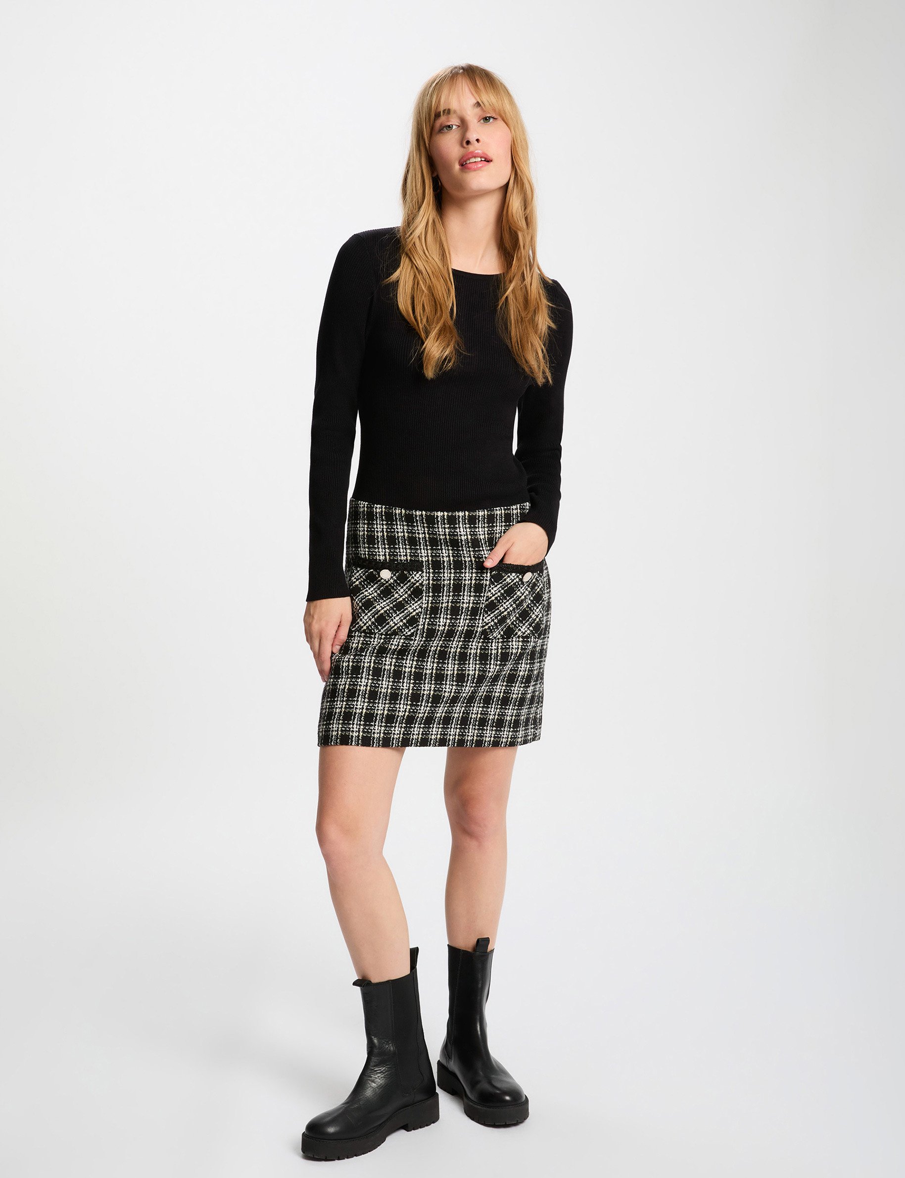 Nauwsluitende korte jurk zwart vrouw